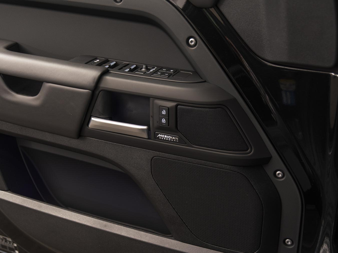Land Rover Defender 110 X-Dynamic HSE P300e