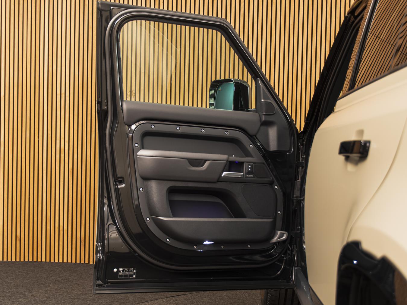 Land Rover Defender 110 X-Dynamic HSE P300e