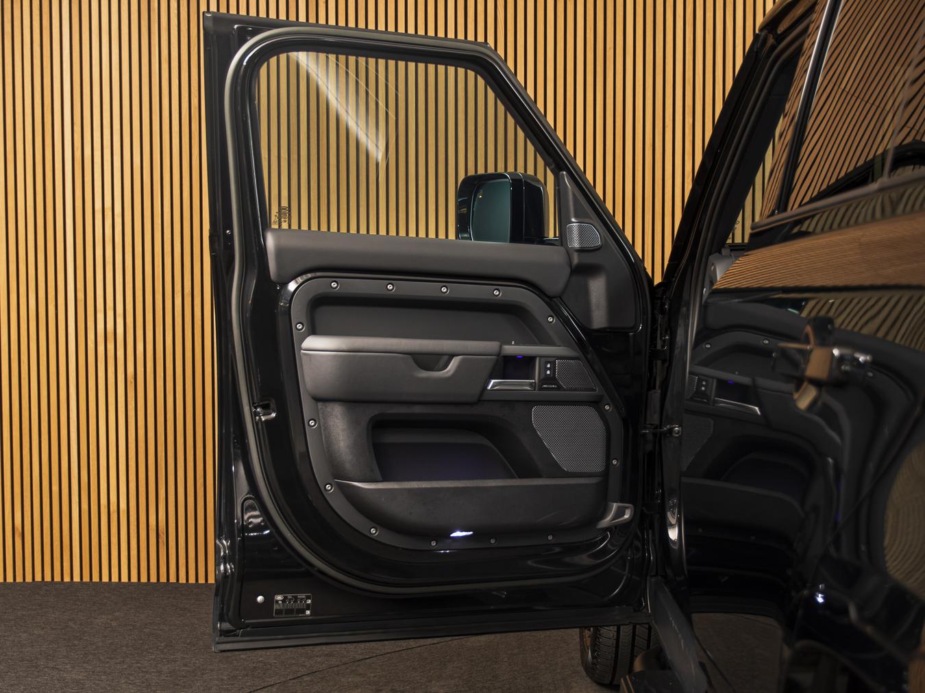Land Rover Defender 110 X-Dynamic HSE P300e