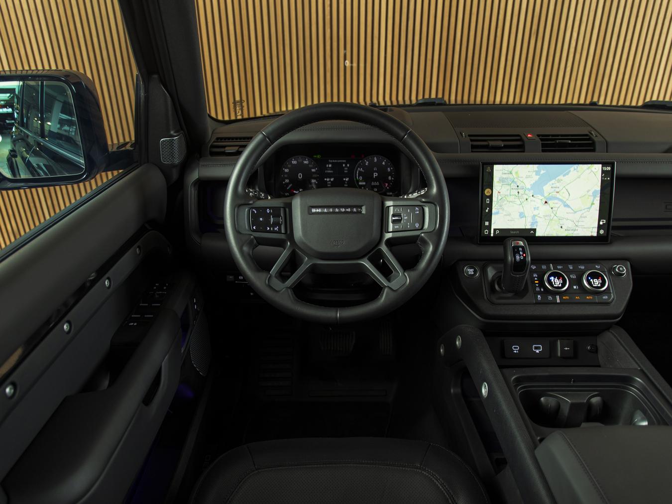 Land Rover Defender 110 X-Dynamic HSE P300e