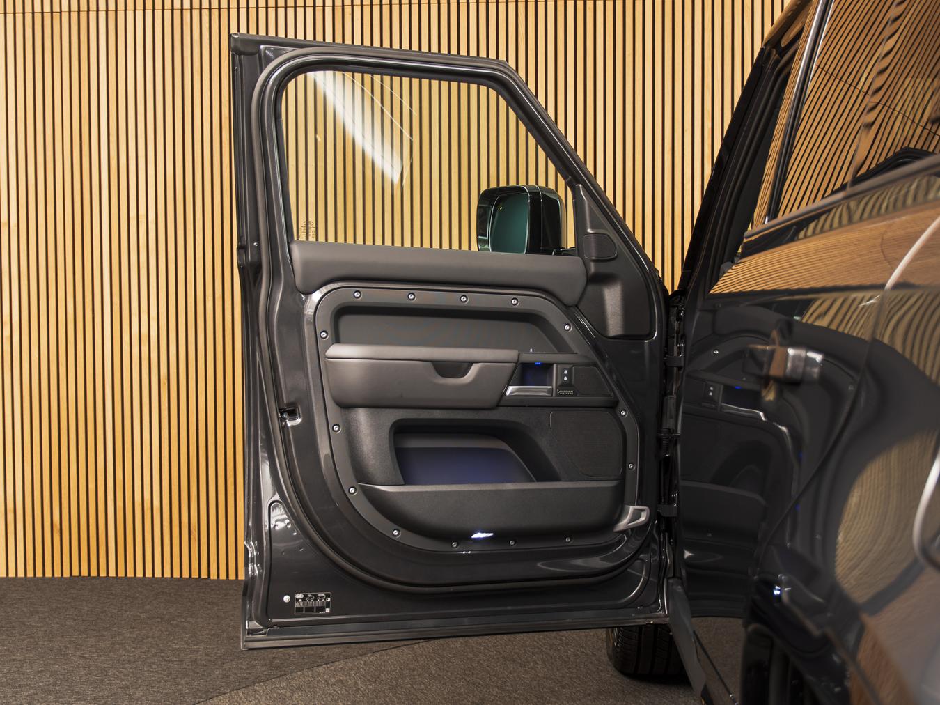 Land Rover Defender 110 X-Dynamic HSE P300e