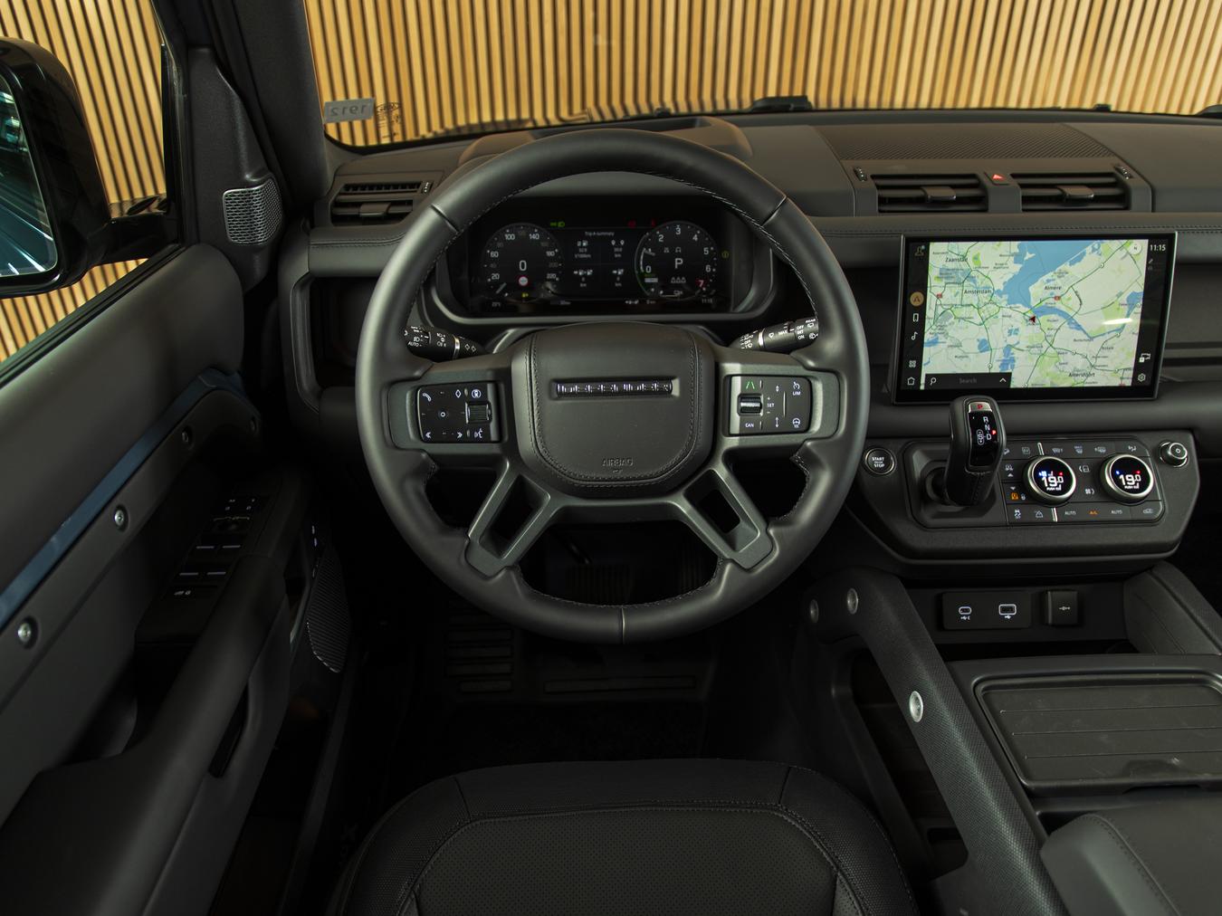 Land Rover Defender 110 X-Dynamic HSE P300e