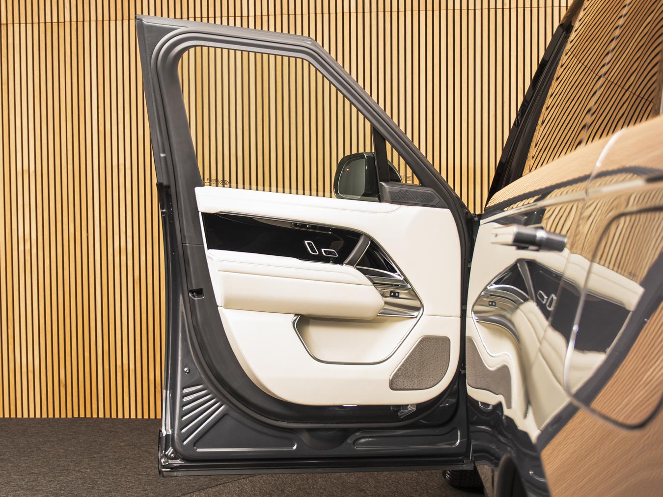 Land Rover Range Rover P550e Autobiography