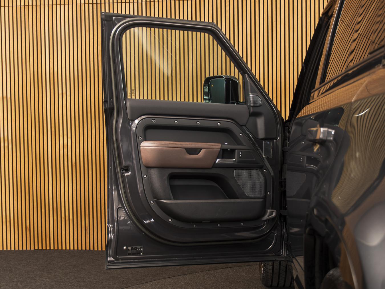 Land Rover Defender 110 Hard Top D250