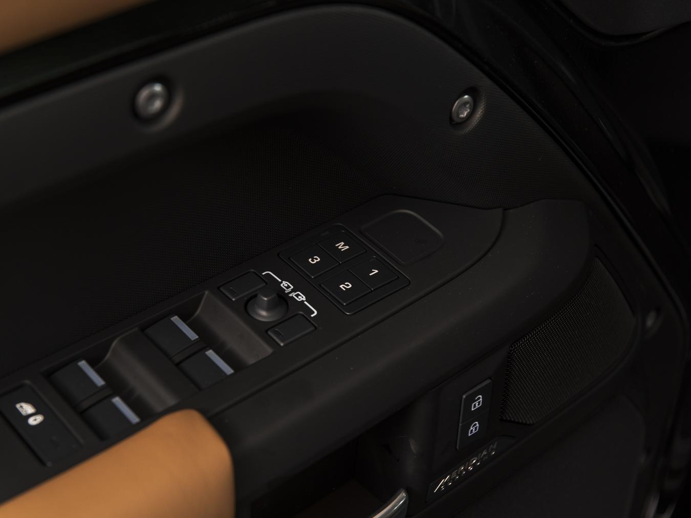 Land Rover Defender 110 X-Dynamic HSE P300e