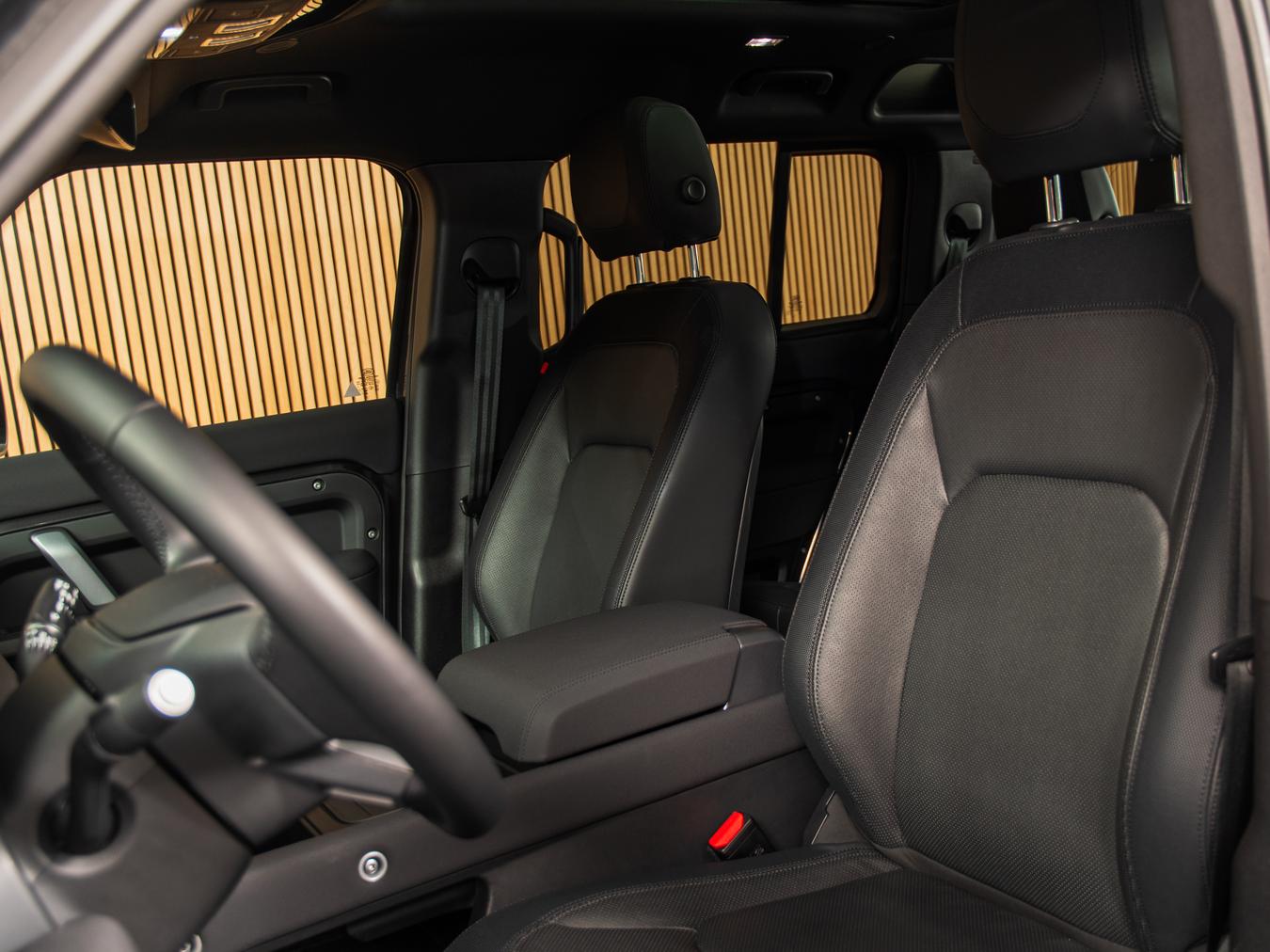 Land Rover Defender 110 X-Dynamic SE P400e