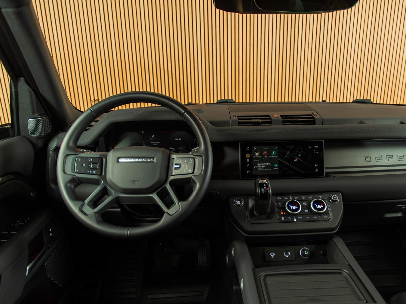 Land Rover Defender 110 X-Dynamic SE P400e