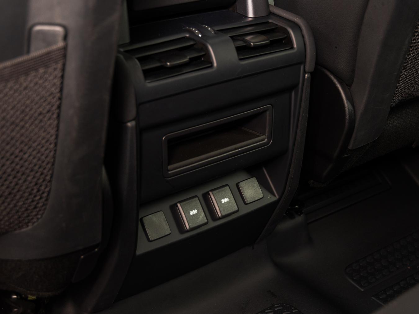 Land Rover Defender 110 X-Dynamic SE P400e