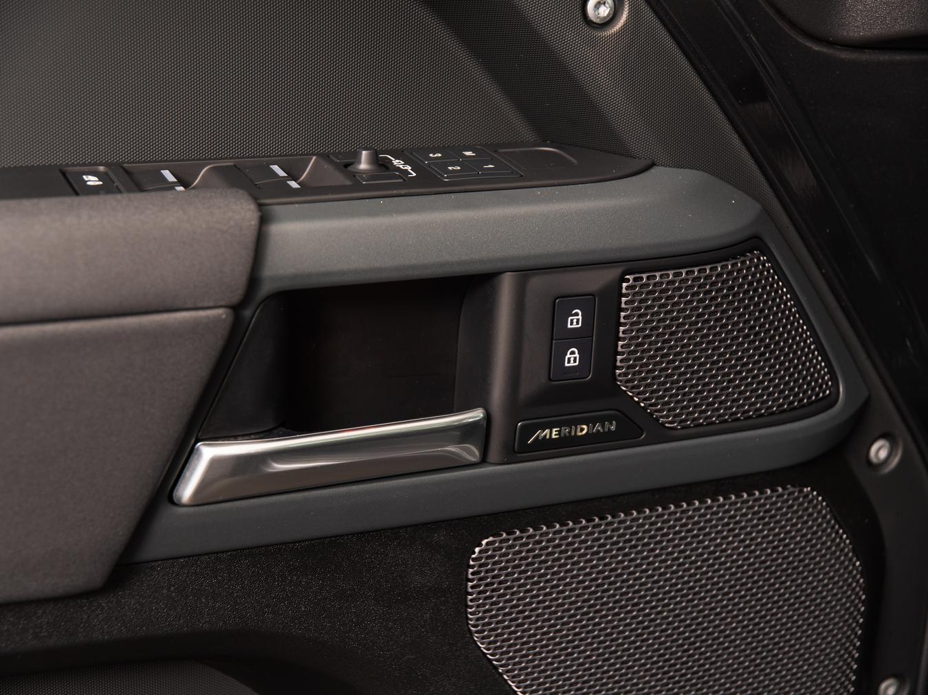 Land Rover Defender 110 X-Dynamic SE P400e