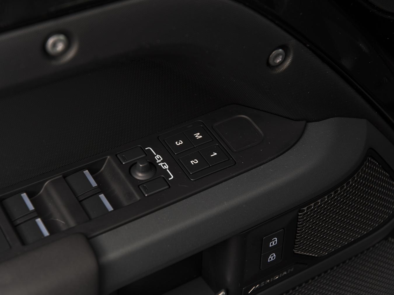 Land Rover Defender 110 D250 X Dynamic SE