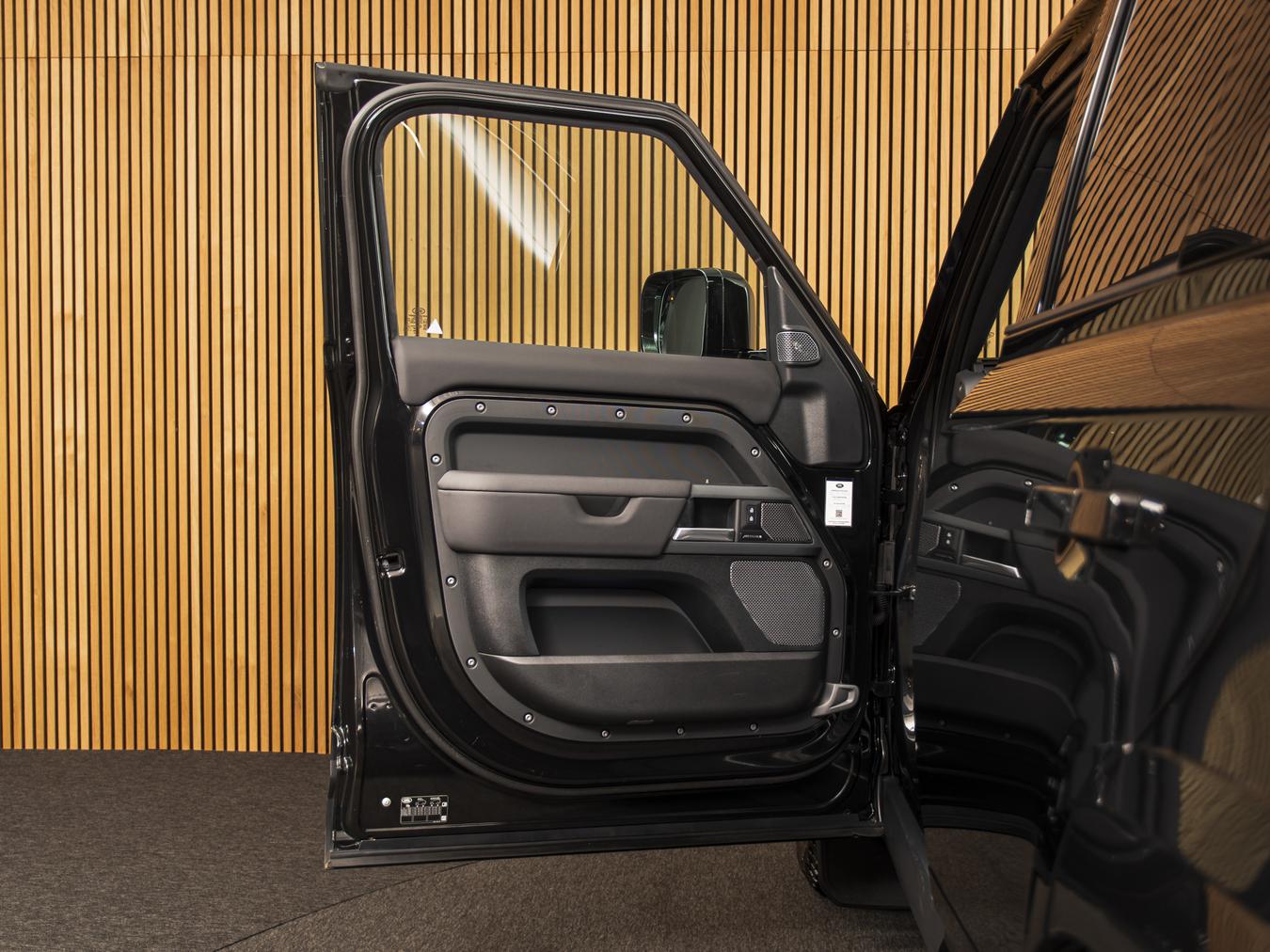 Land Rover Defender 110 D250 X Dynamic SE