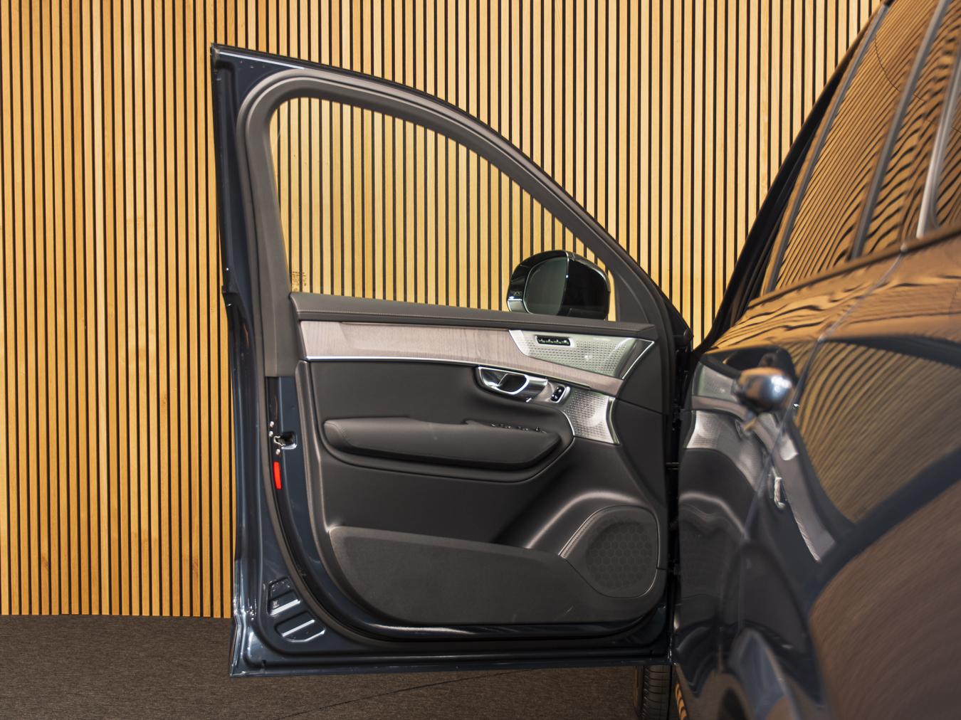 Volvo XC90 T8 AWD Ultra Dark