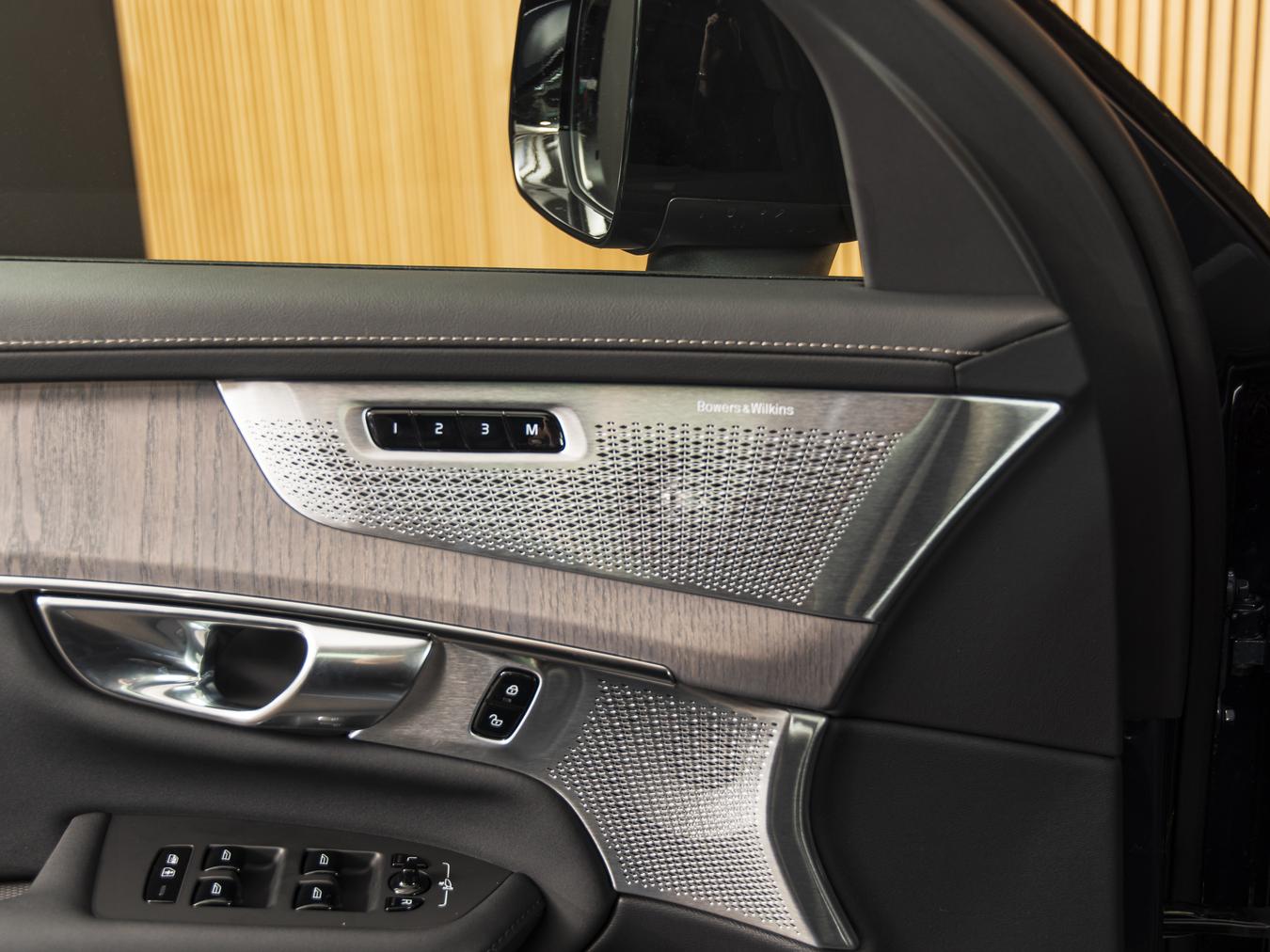 Volvo XC90 T8 AWD Ultra Dark