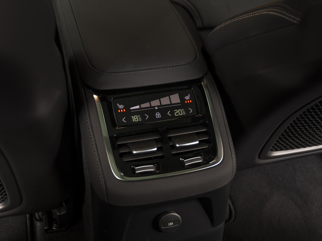 Volvo XC90 T8 AWD Ultra Dark