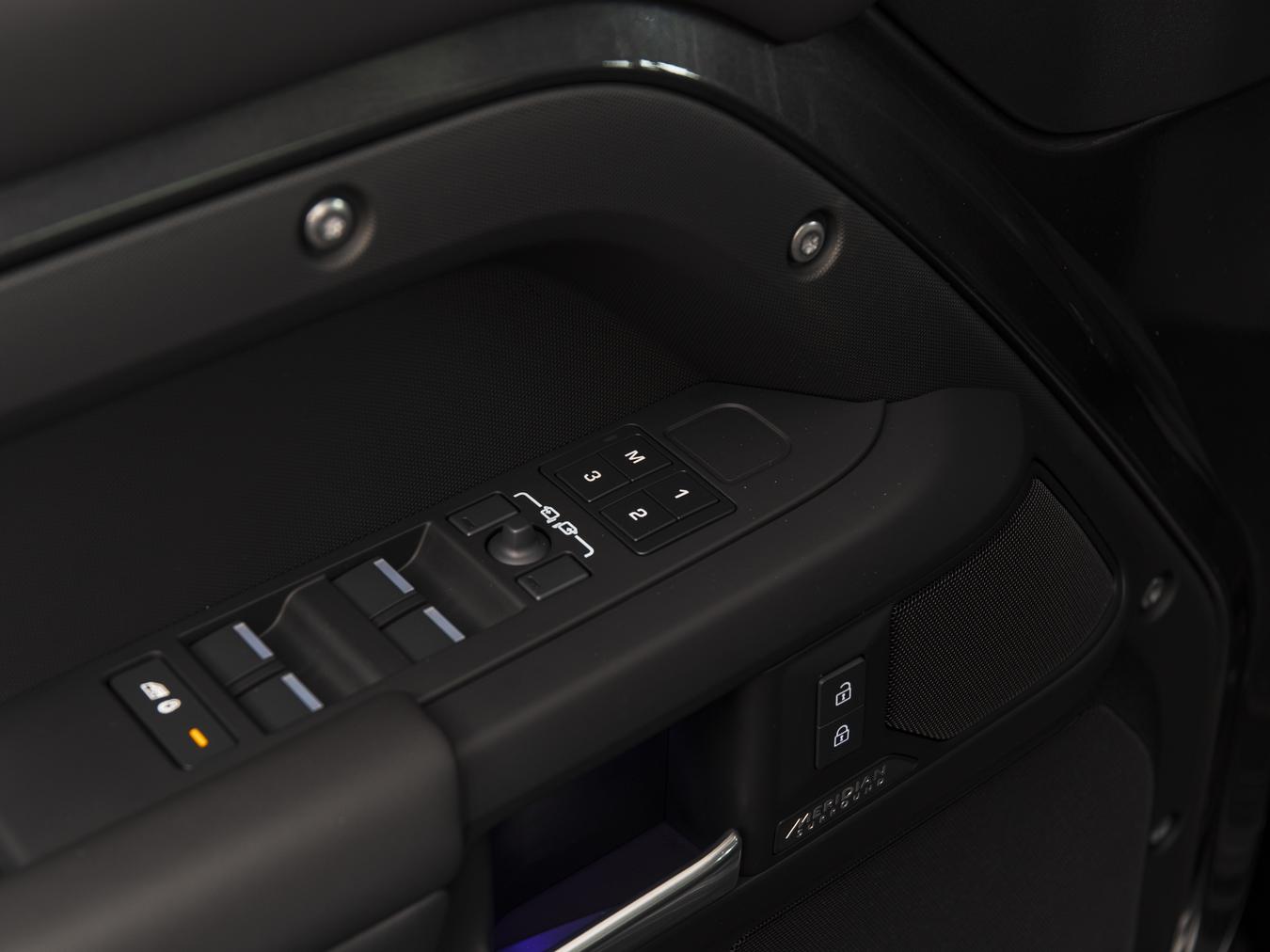 Land Rover Defender 110 X-Dynamic HSE P300e