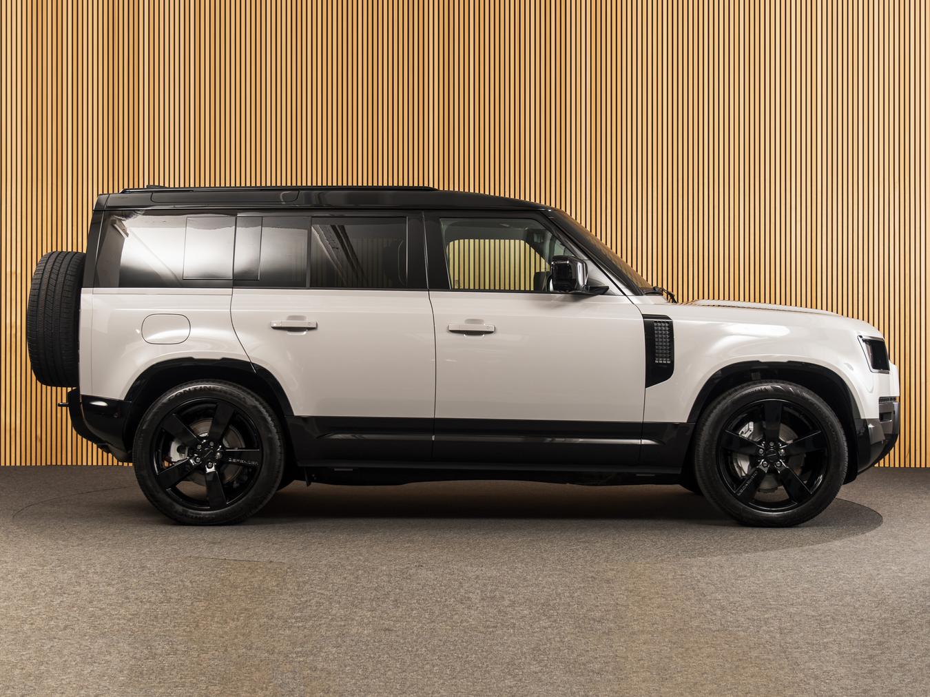 Land Rover Defender 110 X-Dynamic HSE P300e