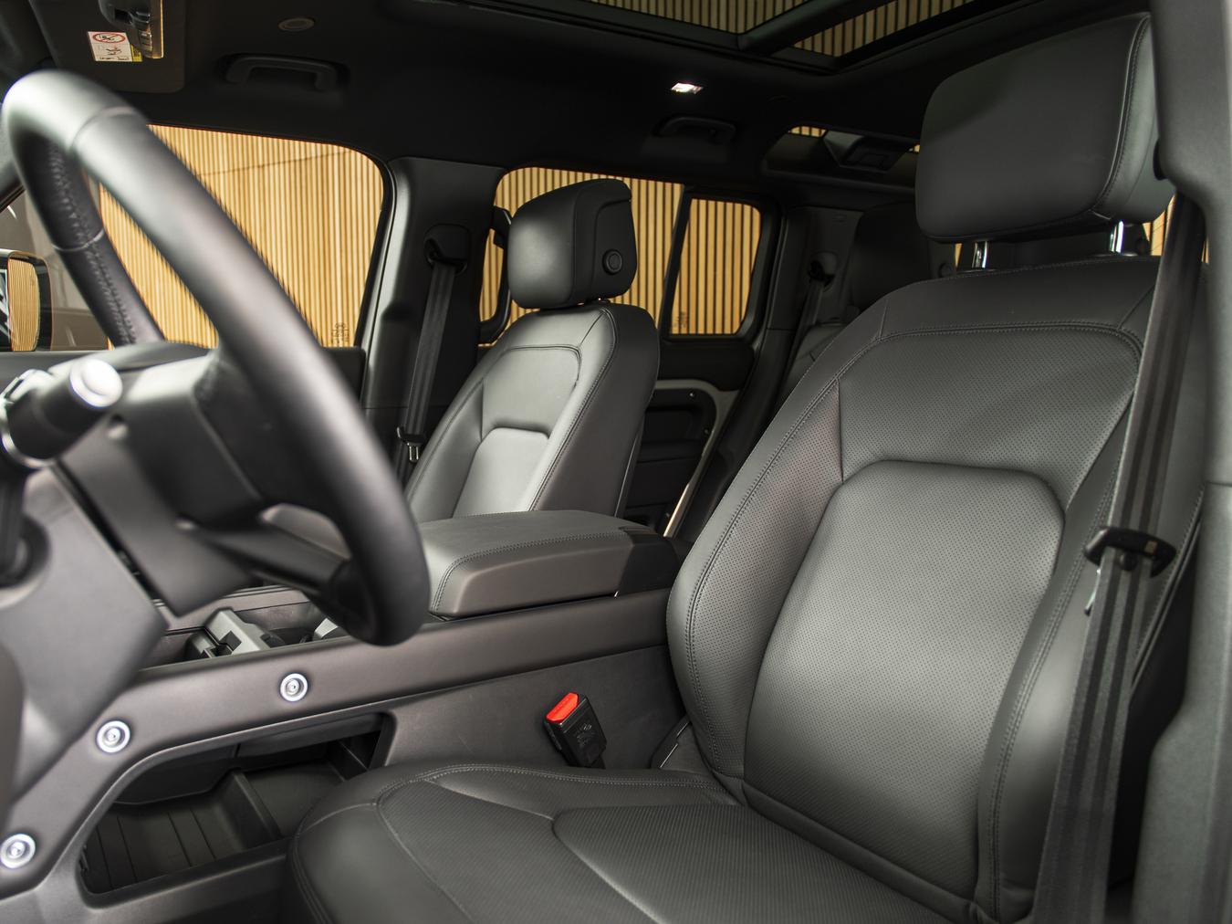 Land Rover Defender 110 X-Dynamic HSE P300e
