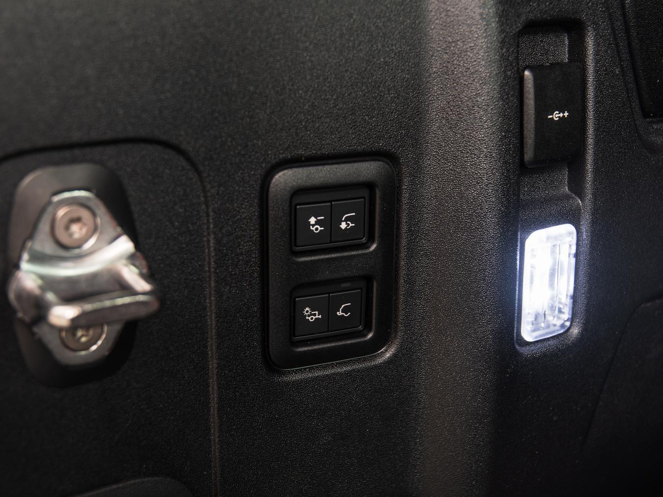 Land Rover Defender 110 X-Dynamic HSE P300e