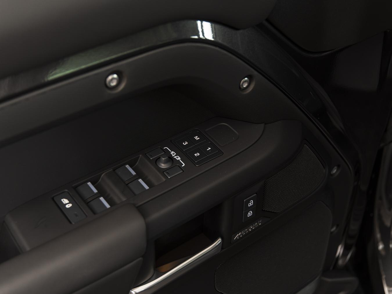 Land Rover Defender 110 X-Dynamic HSE P300e