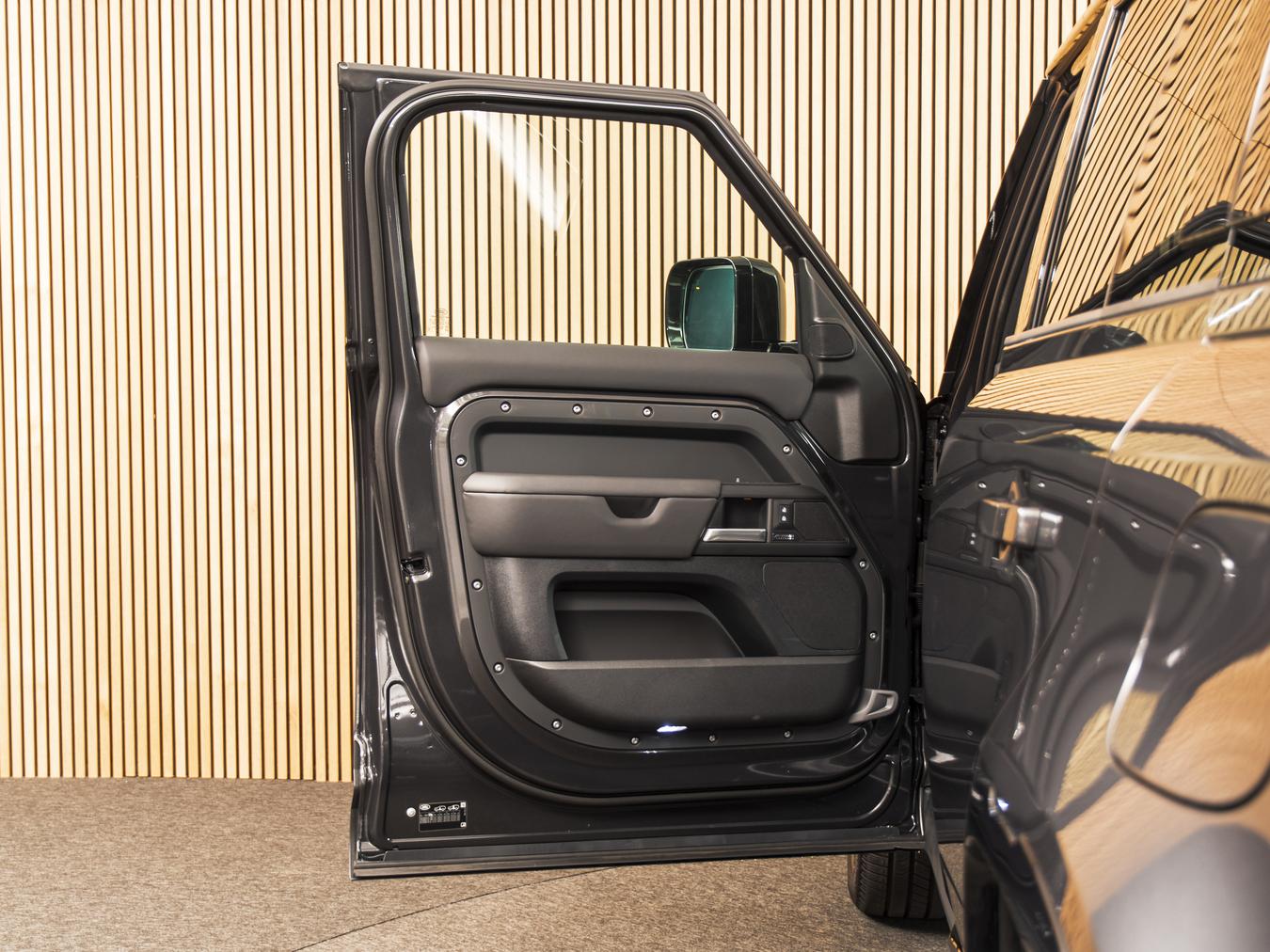 Land Rover Defender 110 X-Dynamic HSE P300e