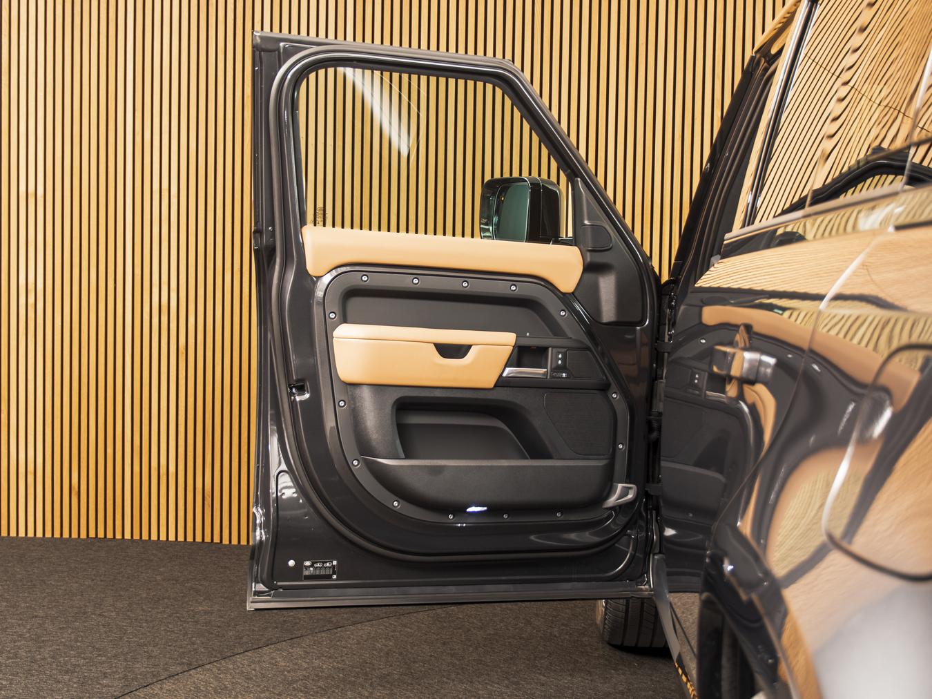 Land Rover Defender 110 X-Dynamic HSE P300e