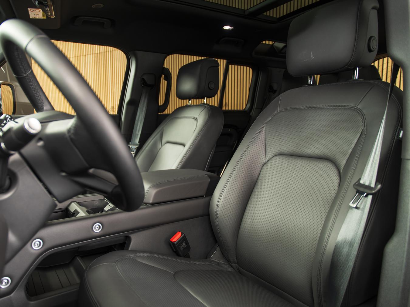 Land Rover Defender 110 X-Dynamic HSE P300e