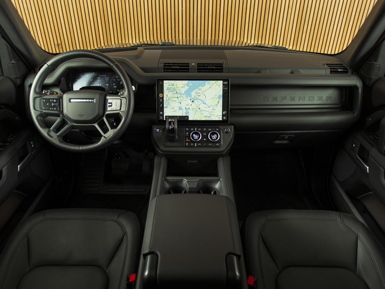 Land Rover Defender 110 X-Dynamic HSE P300e
