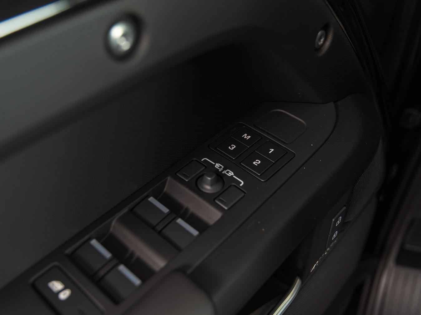 Land Rover Defender 110 X-Dynamic HSE P300e