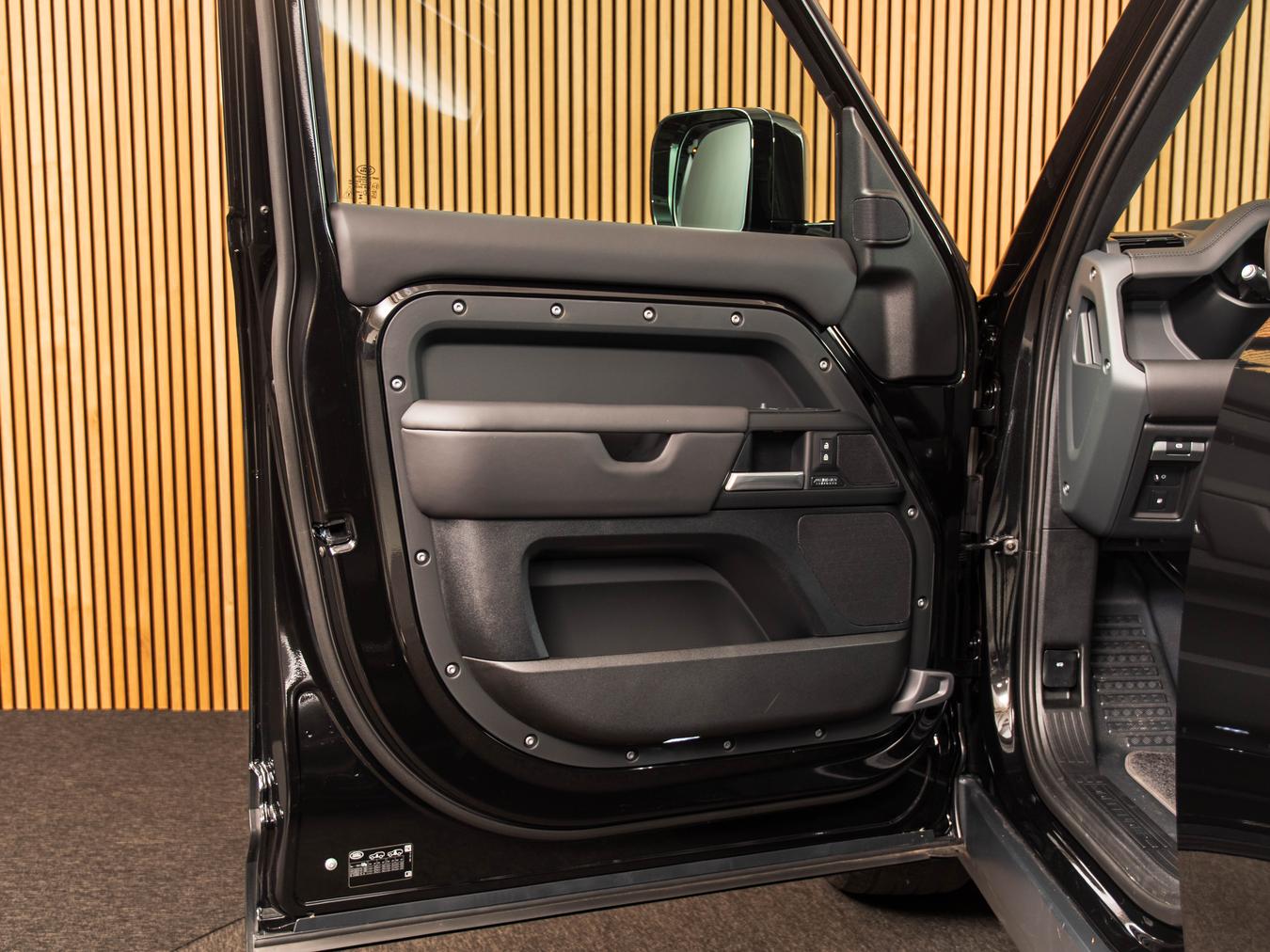 Land Rover Defender 110 X-Dynamic HSE P300e