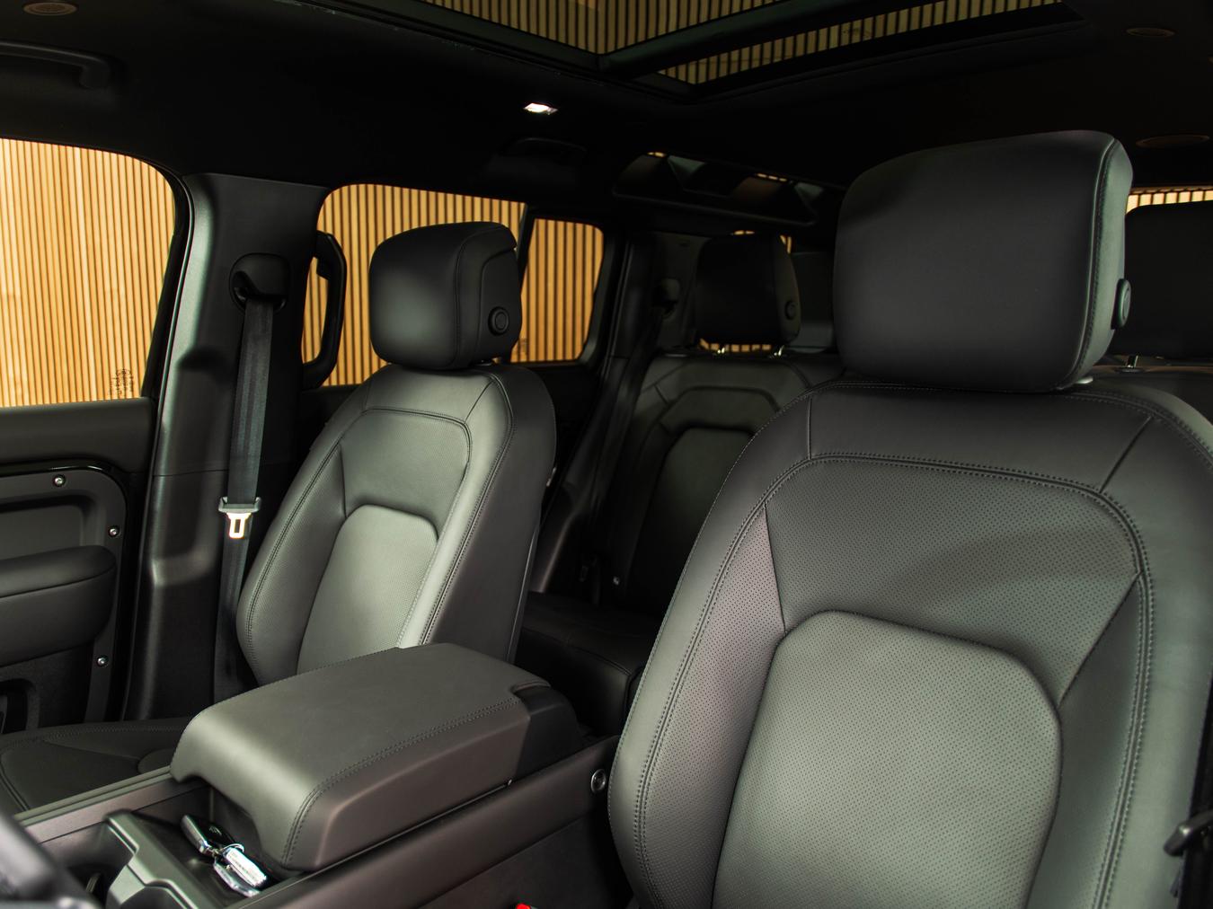 Land Rover Defender 110 X-Dynamic HSE P300e