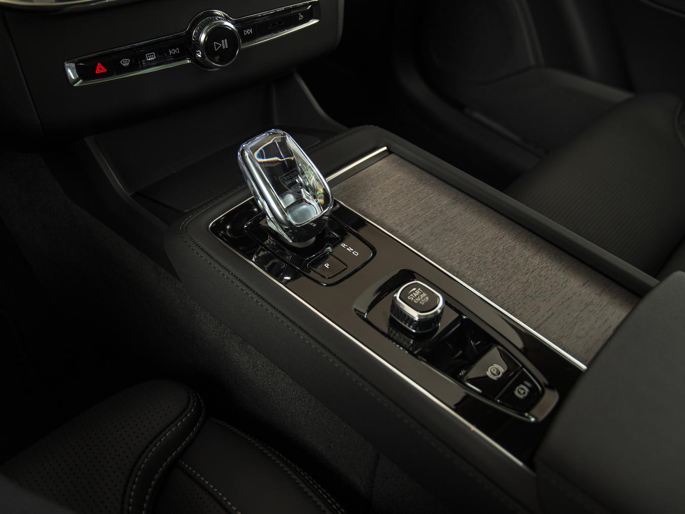 Volvo XC90 T8 Plus Dark