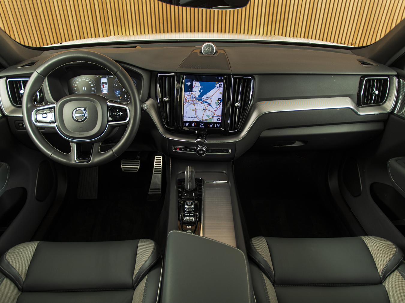 Volvo XC60 2.0 B4 R-Design