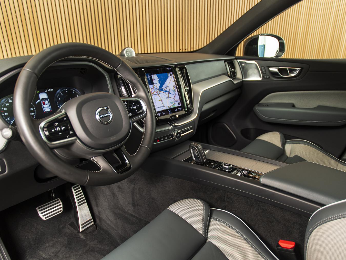 Volvo XC60 2.0 B4 R-Design