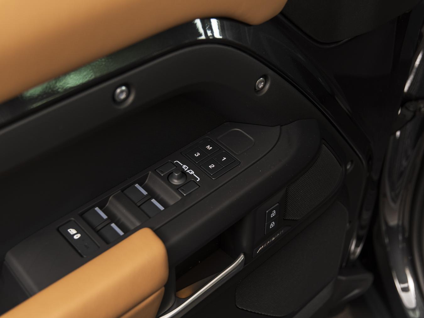 Land Rover Defender 110 X-Dynamic HSE P300e