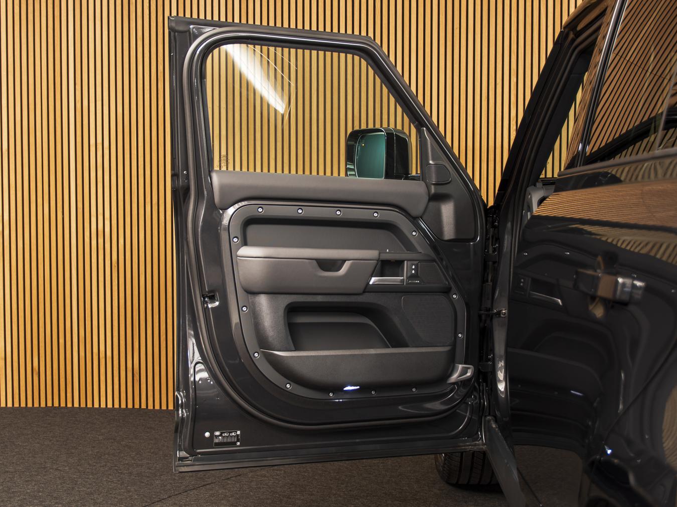 Land Rover Defender 110 X-Dynamic HSE P300e