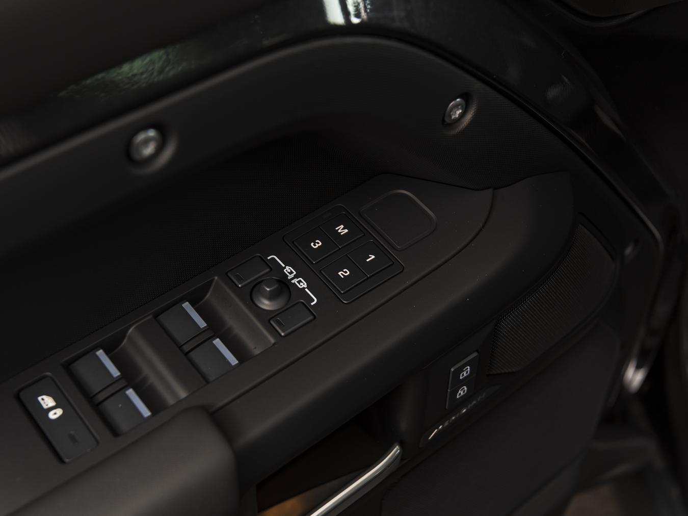 Land Rover Defender 110 X-Dynamic HSE P300e