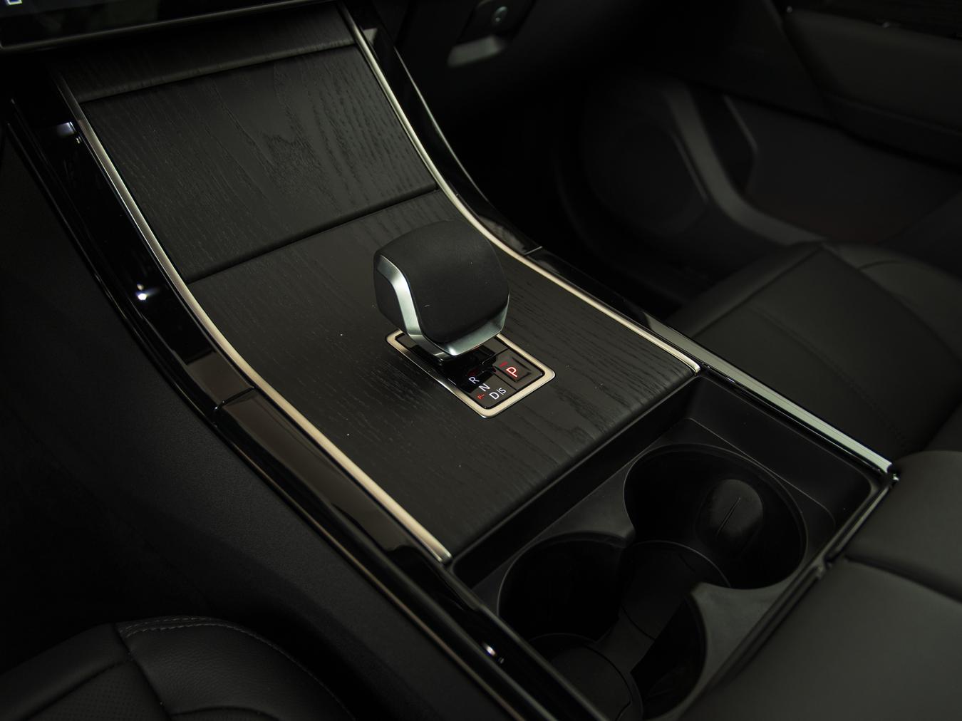 Land Rover Range Rover Velar R-DYNAMIC SE P400e