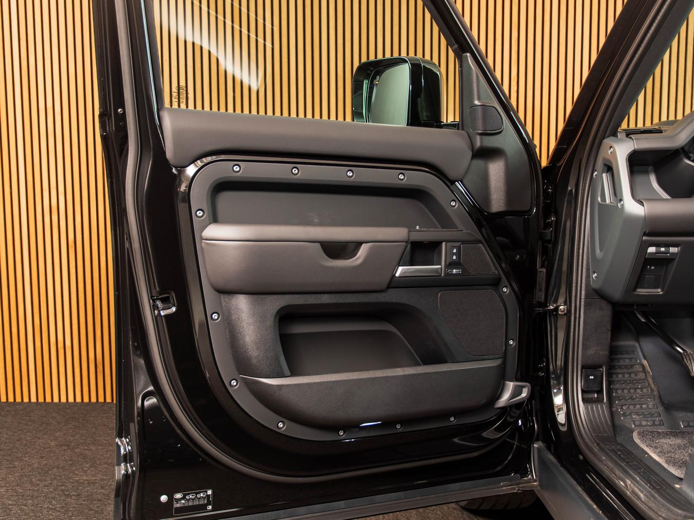 Land Rover Defender 110 P425 V8 X-Dynamic HSE