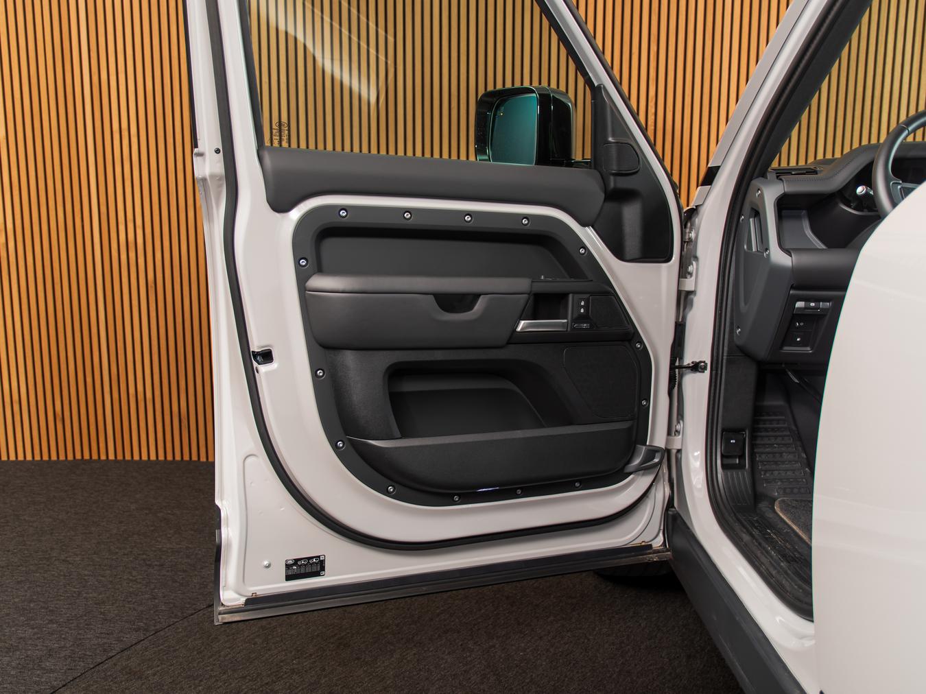Land Rover Defender 110 X-Dynamic HSE P300e