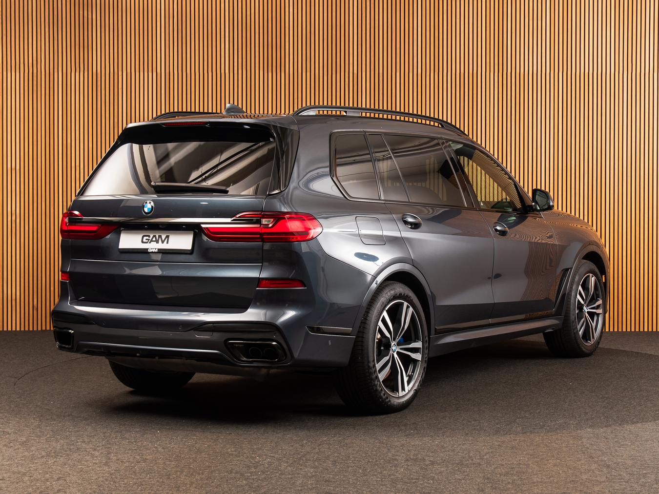 BMW X7 M50i