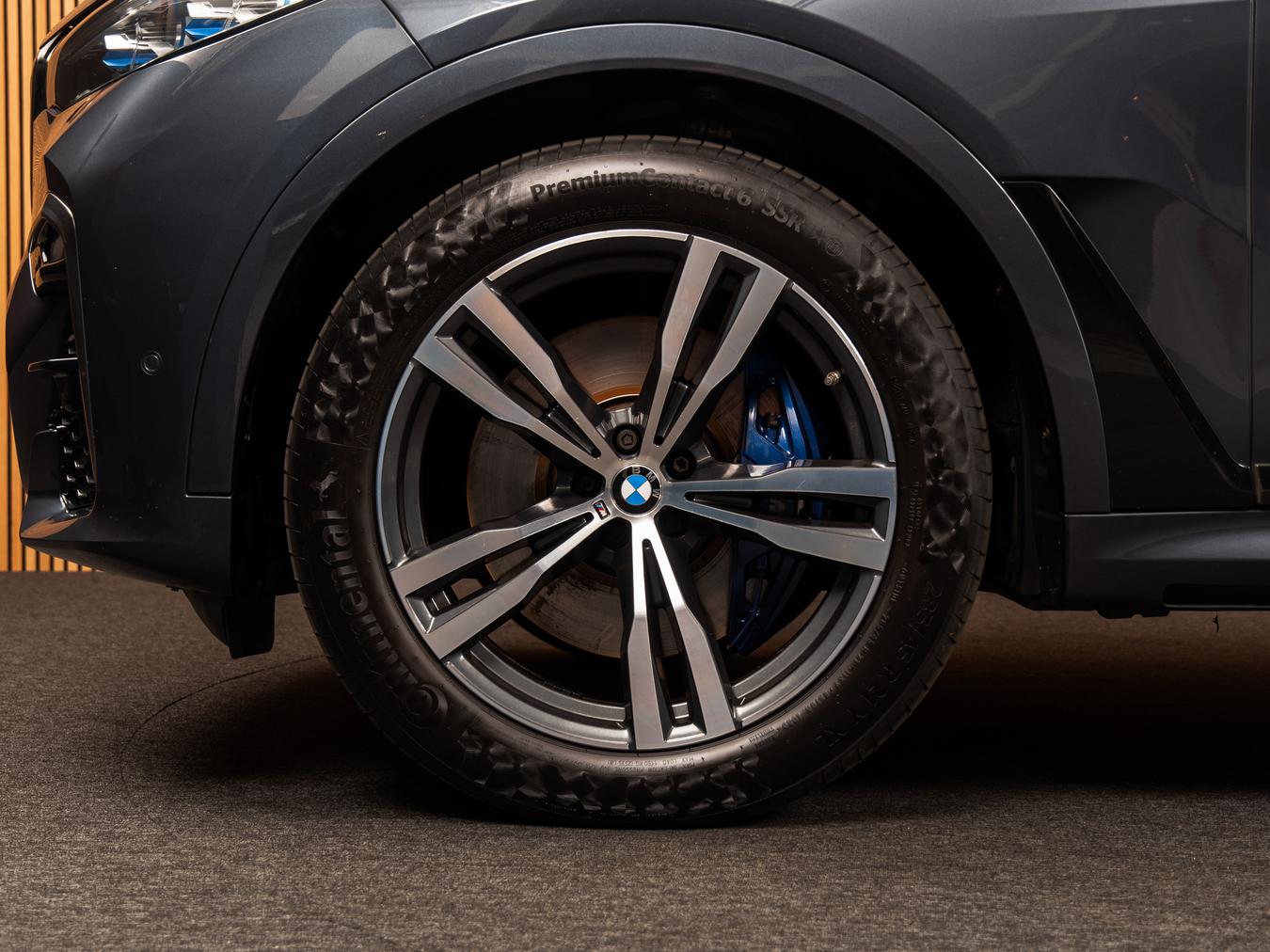 BMW X7 M50i