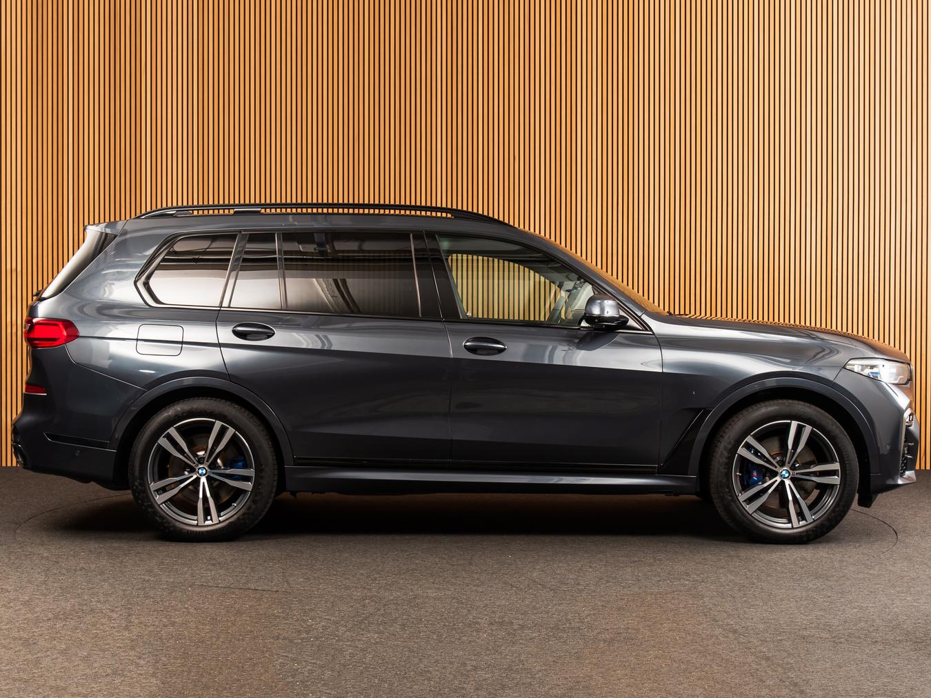 BMW X7 M50i