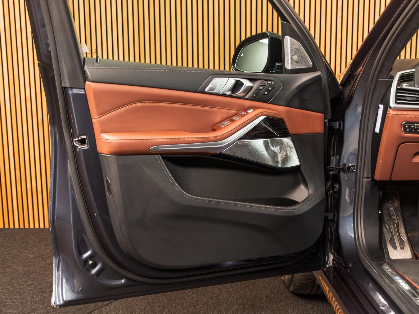 BMW X7 M50i