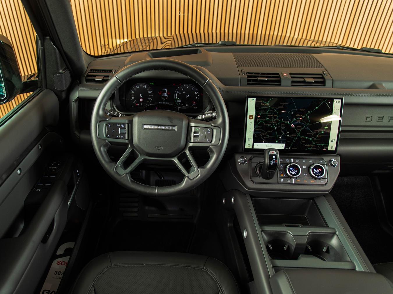 Land Rover Defender 110 X-Dynamic HSE P300e