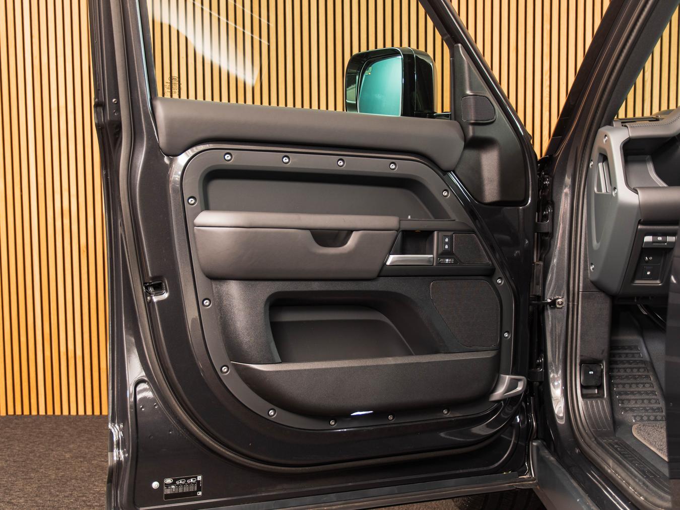 Land Rover Defender 110 X-Dynamic HSE P300e